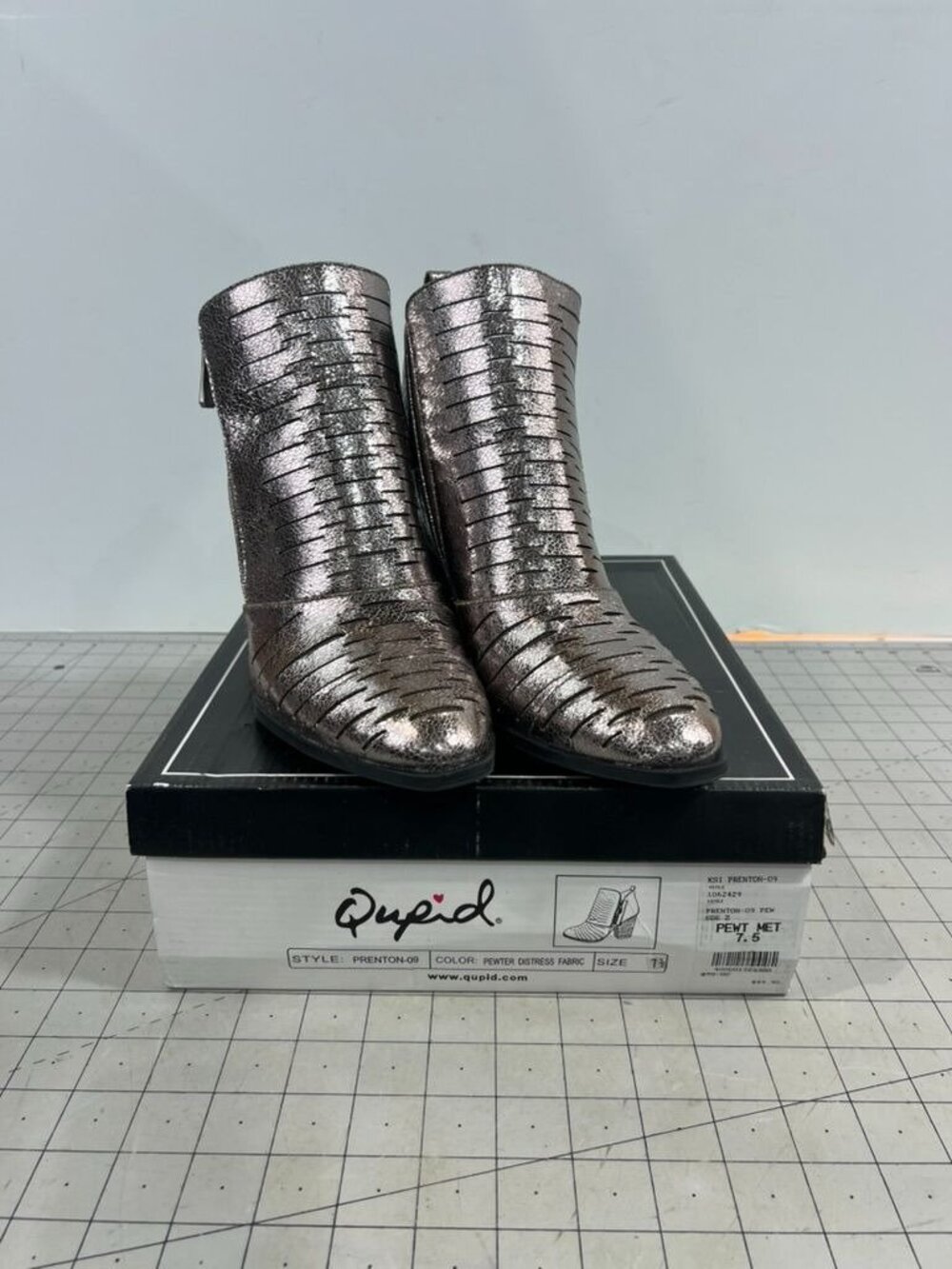 Qupid Pewter Metallic Distressed Ankle Boots Women’s  7.5 Block Heel Zip Closure